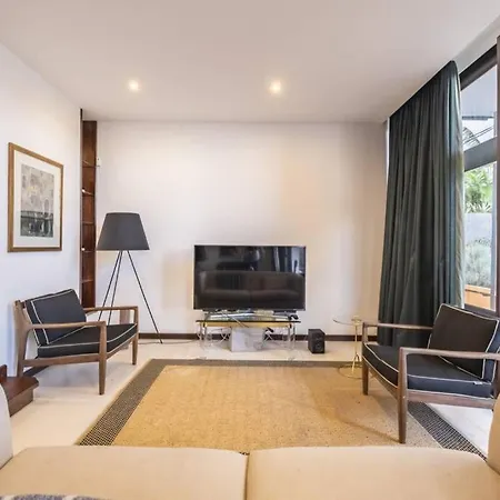 Charming Villa, Spacious, Beautiful Views! 别墅